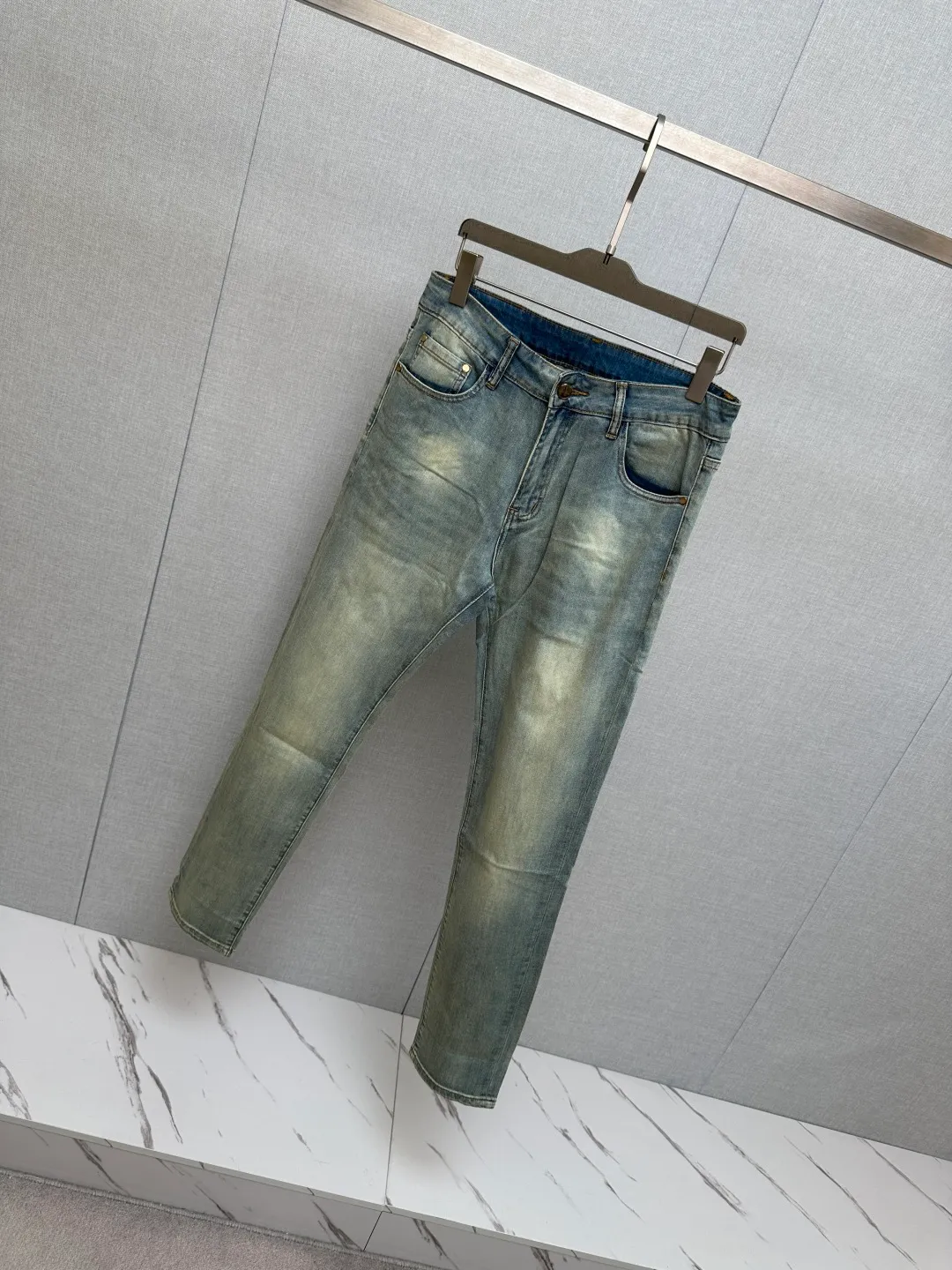 Available at the official website counter at the same time, the Original is a very stylish pair of jeans, with customized original washed denim fabric, unique design, top-notch printing technology letter pattern logo, original hardware accessories decoration, an extremely outstanding pair of jeans, the materials and craftsmanship are extremely luxurious and exquisite, extremely high-grade, handsome and stylish upper body, recommended 👍, Sizes: 29-38